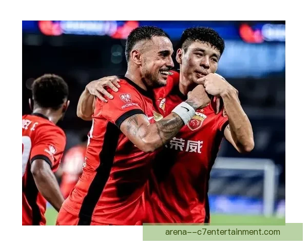 上海海港成功卫冕中超冠军 全队奋勇拼搏展现王者风范